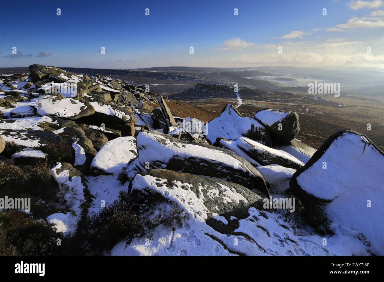 Neve invernale sulle formazioni rocciose di Burbage Edge, Derbyshire; Peak District National Park; Inghilterra; Regno Unito Foto Stock