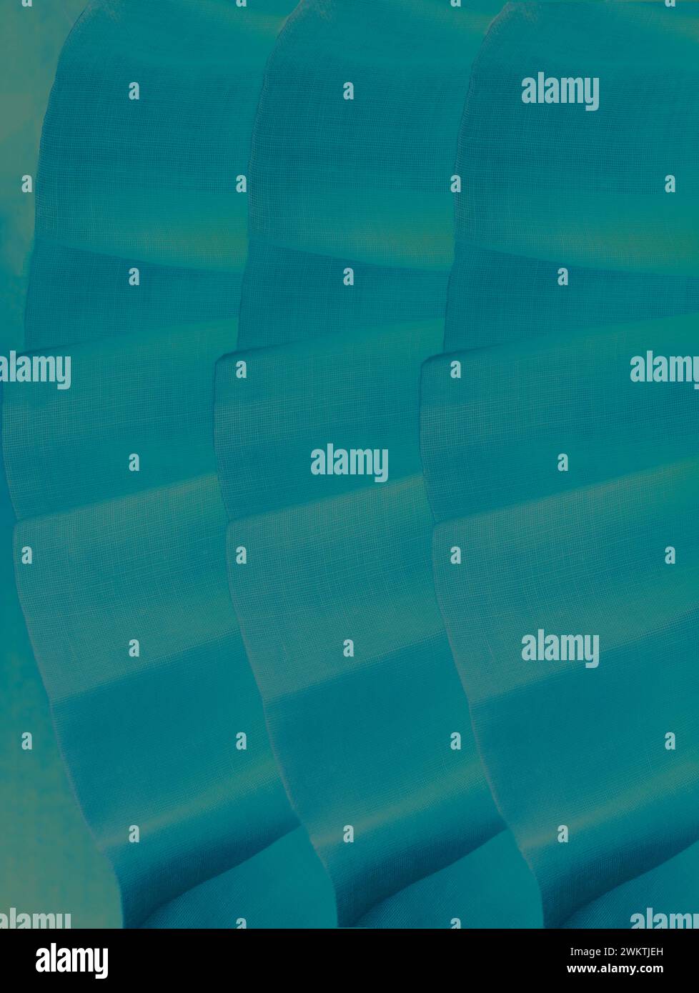 Volant, increspature nel mare, in tre file, mostrano una texture in tessuto organza nelle tonalità blu e verde. Viste verticali o orizzontali di contrasti a colori. Foto Stock