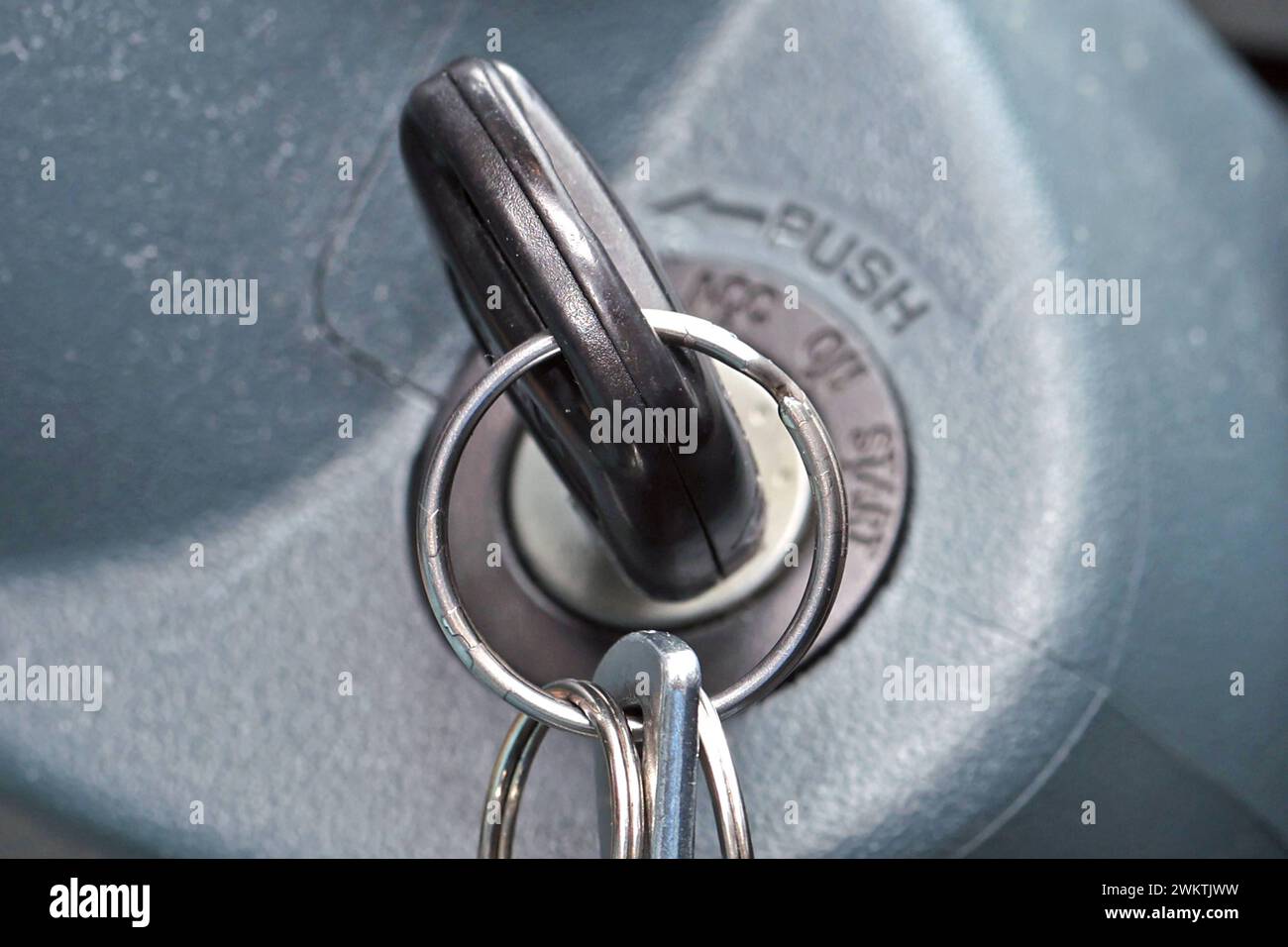 Zündschlüssel für Kraftfahrzeuge Ein Zündschlüssel befindet sich im Zündschloss von einem Auto *** chiave di accensione per veicoli a motore una chiave di accensione è situata nel dispositivo di accensione di un'auto Foto Stock