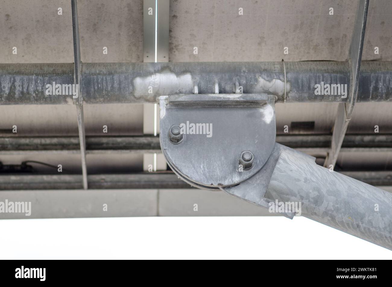 Costruzione, struttura portante in acciaio per sostenere la pergola composta da pannelli solari, in lamiera d'acciaio, dadi, bulloni e tappi, in zincato Foto Stock