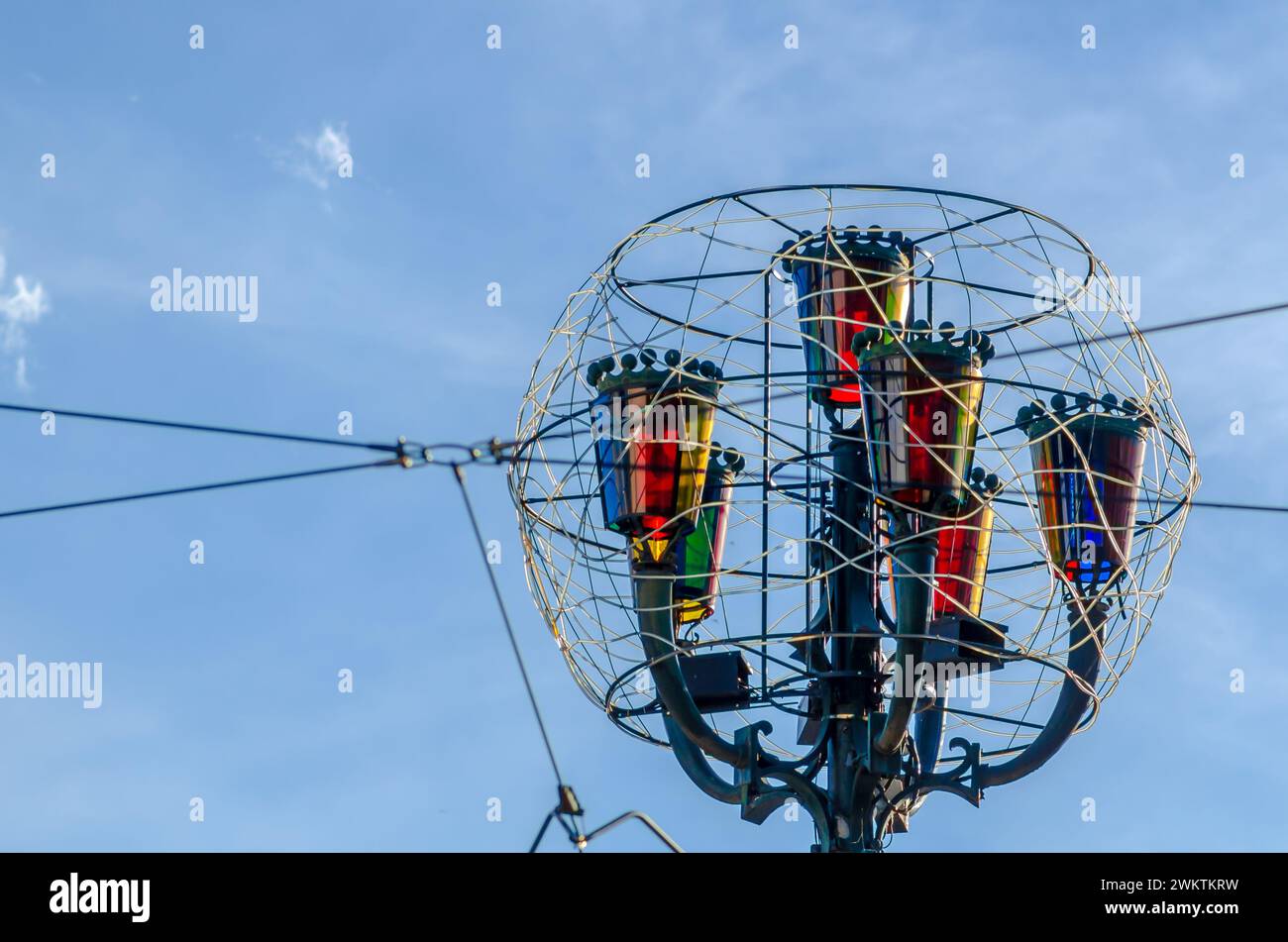 Particolare di un lambpione decorato dall'artista Nicola De Maria per la mostra di luci d'artista a Torino. arte contemporanea in un contesto urbano libero. Foto Stock