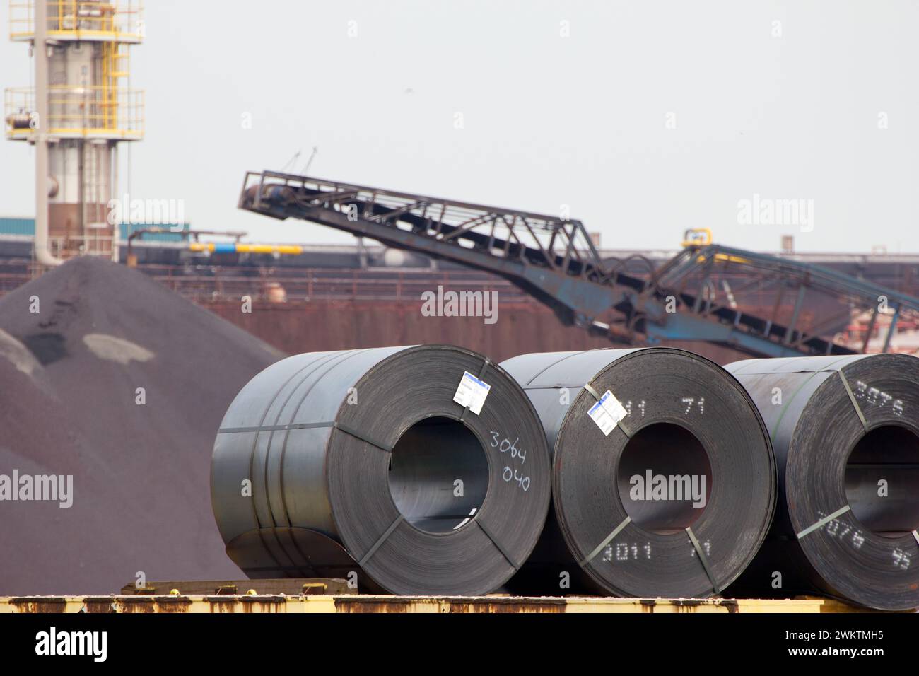 Piastre di ferro in acciaio a spirale prodotte in un impianto di produzione siderurgica, Ijmuiden, Paesi Bassi Foto Stock