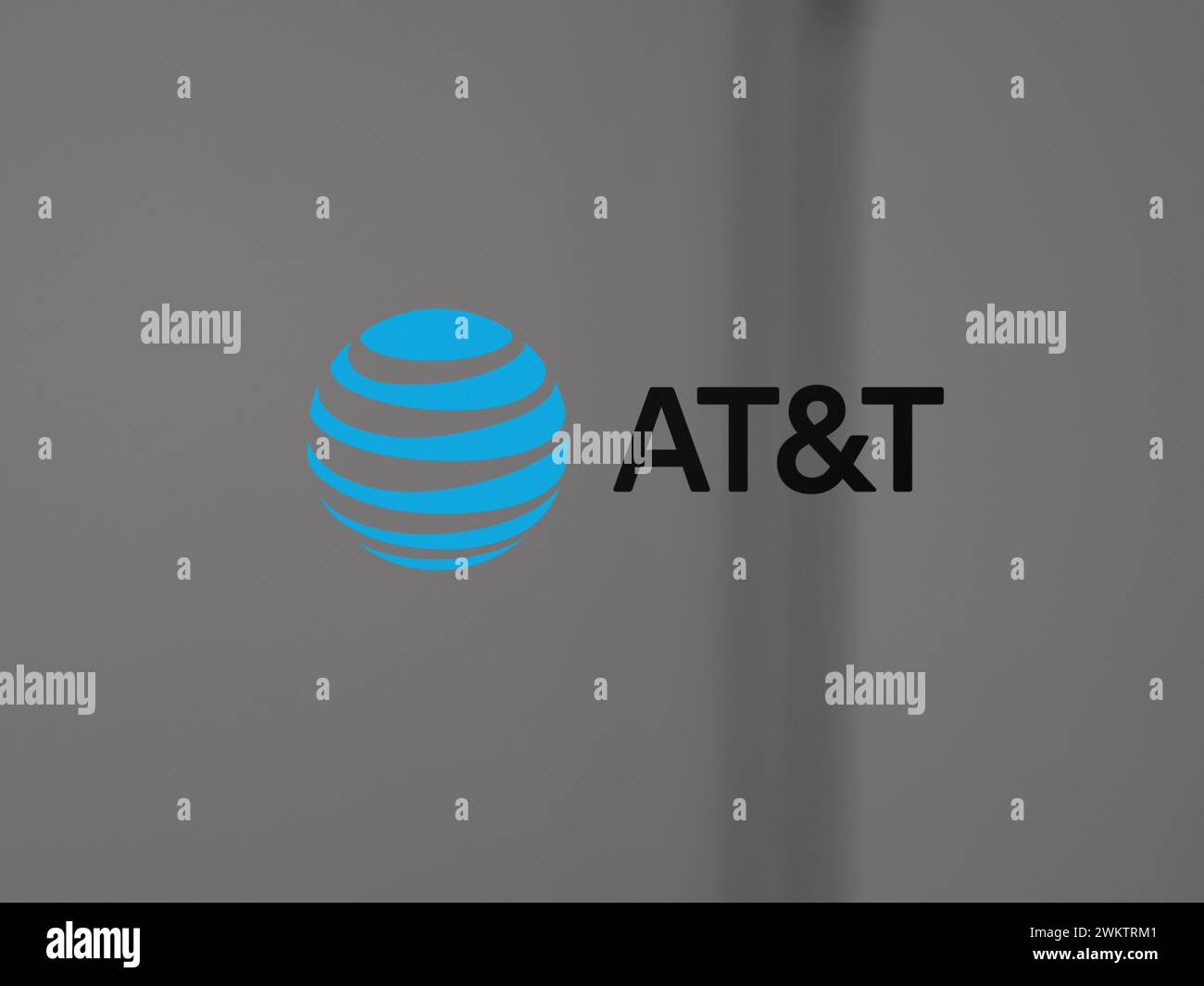 Logo AT&T su una vetrina. Marchio AT e T in un edificio. Foto Stock