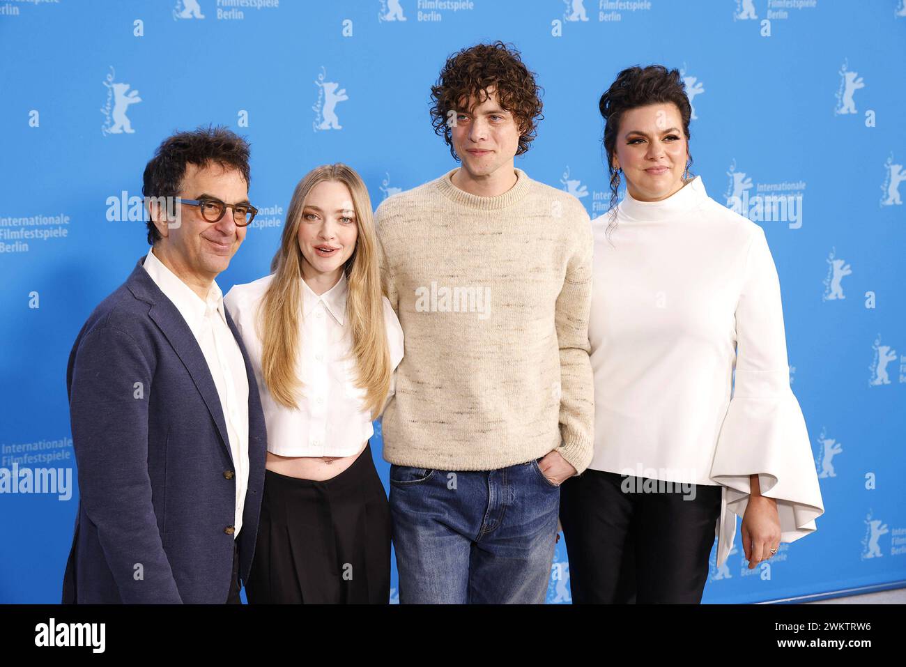 Regisseur Atom Egoyan, Amanda Seyfried, Douglas Smith e Ambur Braid beim Seven Veils Photocall im Rahmen der 74. Berlinale International Film Festival AM 22.02.2024 a Berlino il regista Atom Egoyan, Amanda Seyfried, Douglas Smith e Ambur Braid alla photocall Seven Veils durante il 74° Berlinale International Film Festival Berlin al Grand Hyatt Hotel il 22 febbraio 2024 a Berlino, Germania Berlinale 2024- Amanda Seyfried S Seven Veils Photo Call *** il regista Atom Egoyan, Amanda Seyfried, Douglas Smith e Ambur Braid al Seven Veils Photocall durante il 74° Berlinale International Film Foto Stock