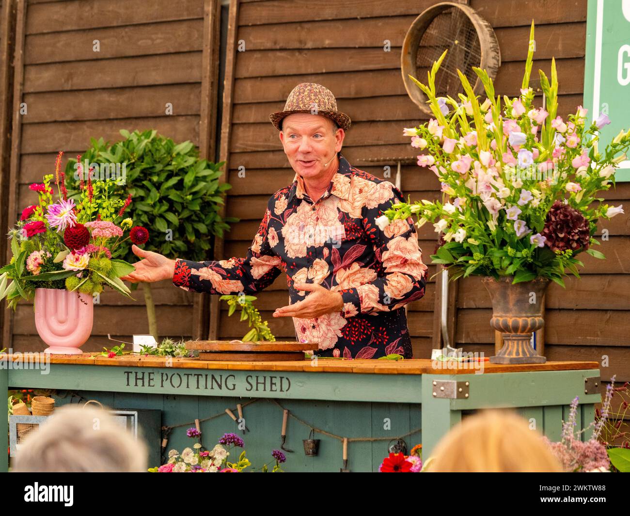 Jonathan Moseley, fiorista televisivo sul palco che interagisce con il pubblico mentre mostra floristeria all'Harrogate Flower Show. REGNO UNITO Foto Stock