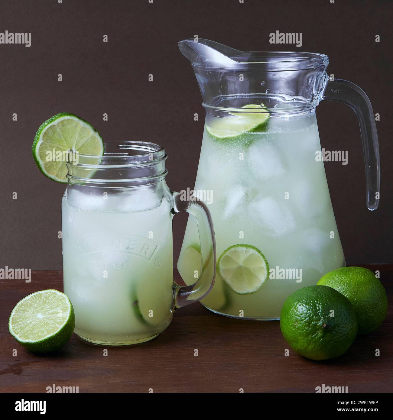 Una caraffa e un bicchiere di limonata Foto Stock