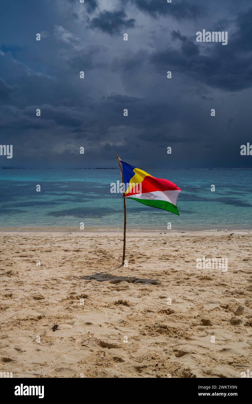 Bandiera delle Seychelles, Anse Source d'Argent, la Digue, Seychelles Foto Stock