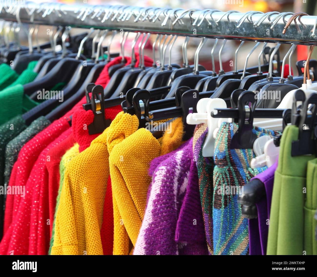 stalla di abbigliamento con abiti appesi su scaffali che vendono abiti vintage nuovi e usati Foto Stock