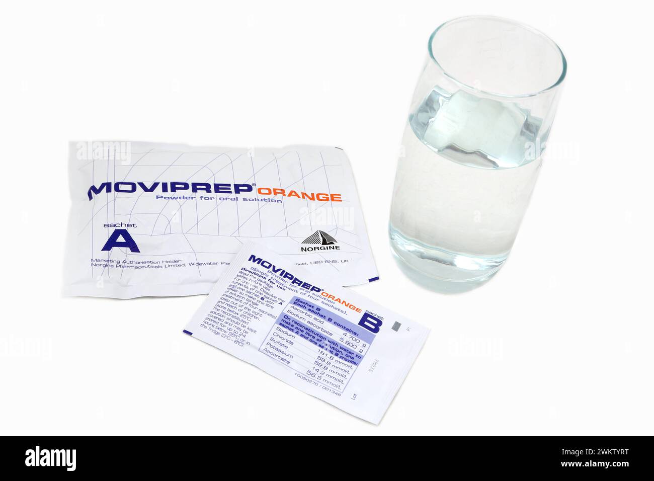 Movieprep Powder Oral Solution lassativo utilizzato per pulire l'intestino prima della procedura di Colonoscopia e vetro d'acqua Foto Stock