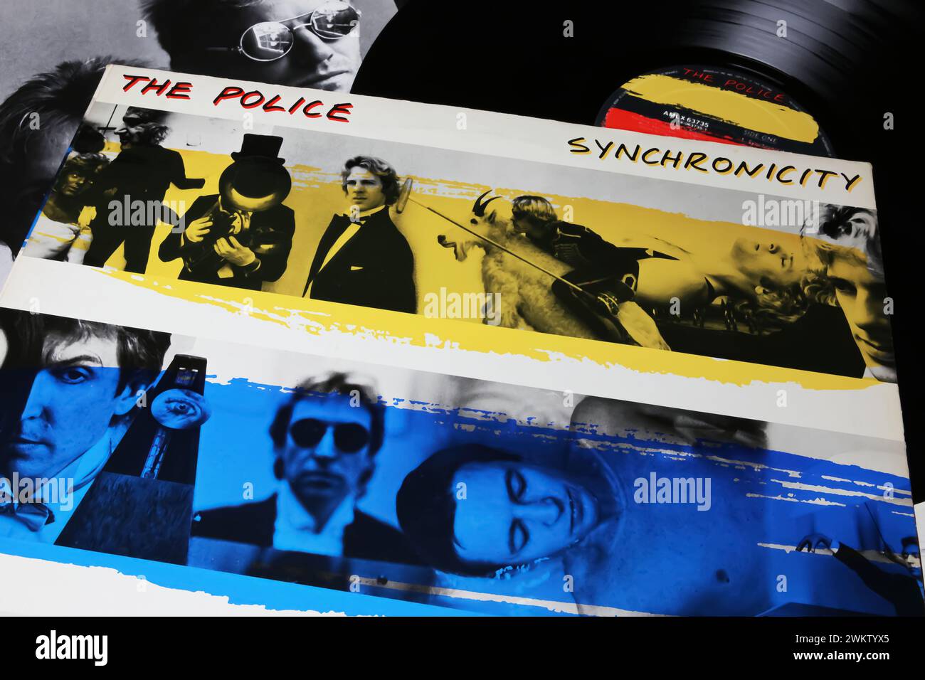 Viersen, Germania - 9 gennaio. 2024: Closeup della band britannica The Police vinile album Cover Synchronicity del 1983 Foto Stock