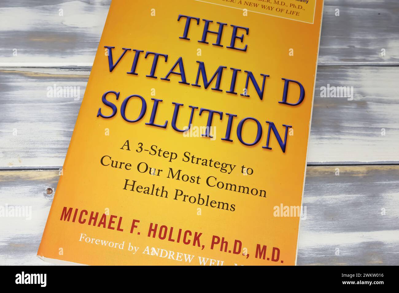 Viersen, Germania - 9 gennaio. 2024: Primo piano del libro di Michael F. Holick sulla soluzione di vitamina D. Foto Stock