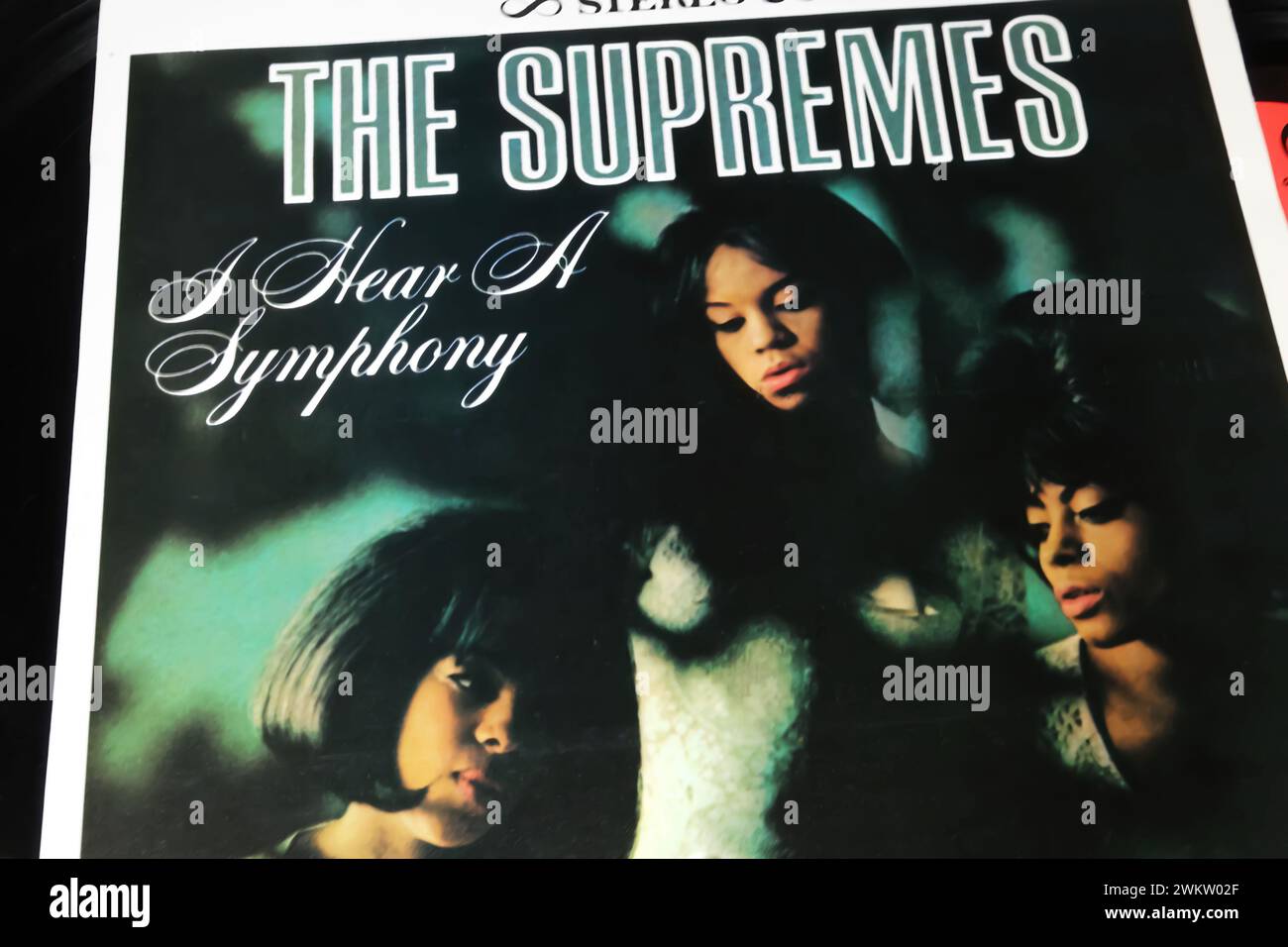 Viersen, Germania - 9 gennaio. 2024: Closeup of the Supremes soul Group vinile album Cover i Hear a Symphony from 1966 Foto Stock