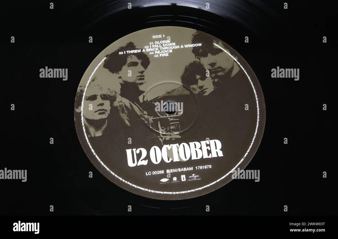 Viersen, Germania - 9 gennaio. 2024: Closeup della rock band irlandese U2 vinile album label October from 1981 Foto Stock