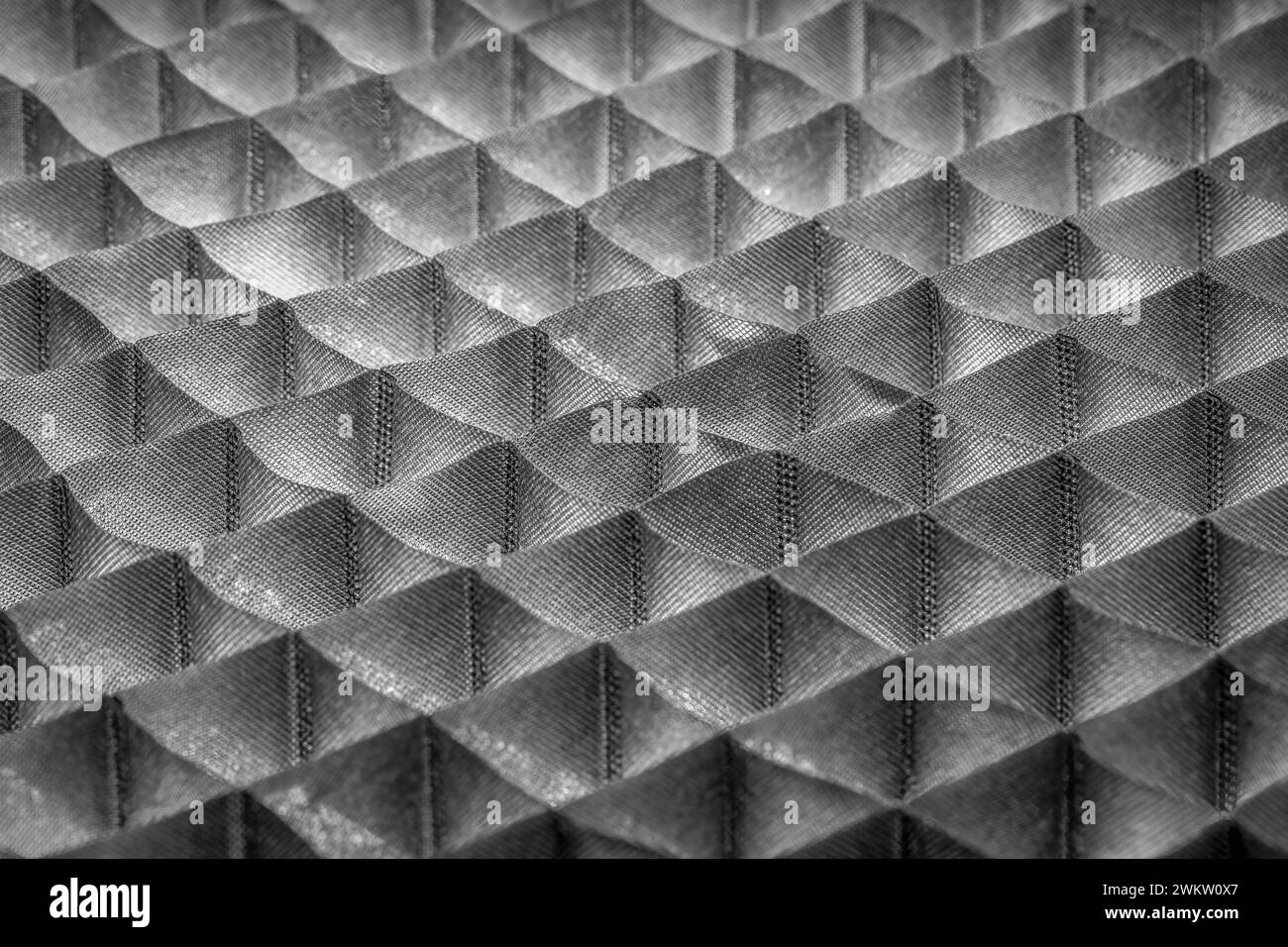 Sfondo texture tessuto a griglia scura - motivo tessuto monocromatico per progettazione grafica o diapositive. Foto Stock