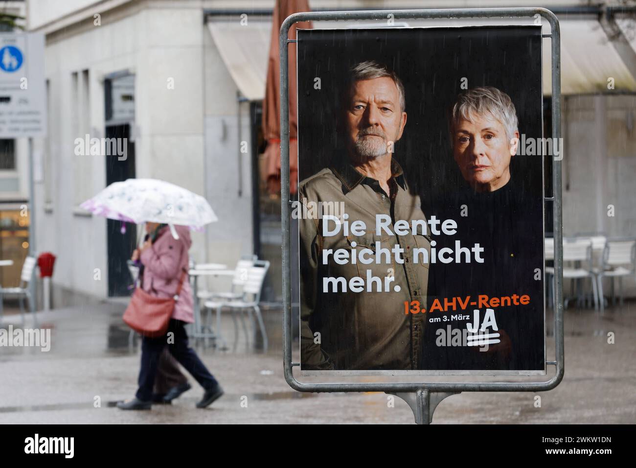 Foto Manuel Geisser 22.02.2024 Baden AG , SCHWEIZ , Ja Plakat zur 13.AHV Rente in der Badener Innenstadt . Abstimmung vom 03.Maerz 2024 *** foto Manuel Geisser 22 02 2024 Baden AG , SVIZZERA , Sì manifesto per la pensione AHV 13 nel centro della città di Baden voto del 03 marzo 2024 Foto Stock