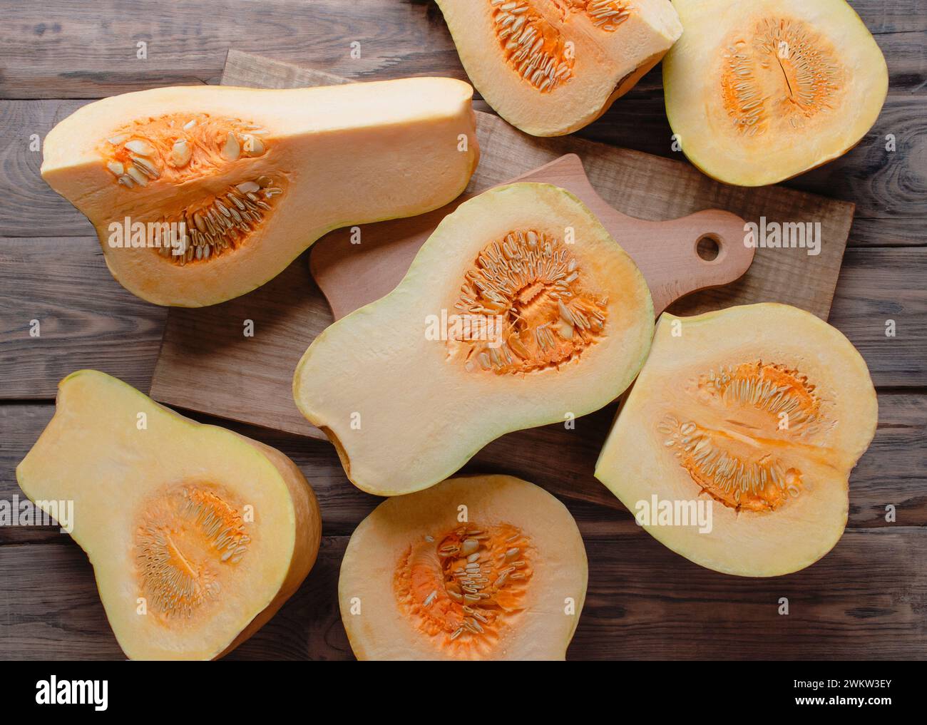 Grande sfondo rosso di zucca, spazio per copiare, zucca arancione, primo piano. Zucca. Cucinare cibo di stagione dalla zucca. Cibo delizioso e salutare. Organic.Autumn Foto Stock