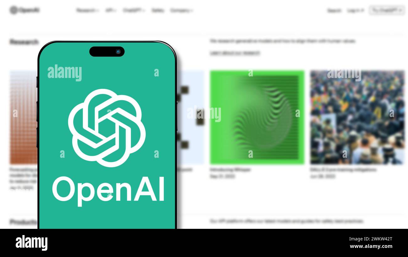 Istanbul, Turchia - 19 febbraio 2024: Logo OpenAI sullo schermo dello smartphone con il suo sito web sullo sfondo. OpenAI è un importante organo di ricerca e sviluppo nel campo dell'intelligenza artificiale Foto Stock