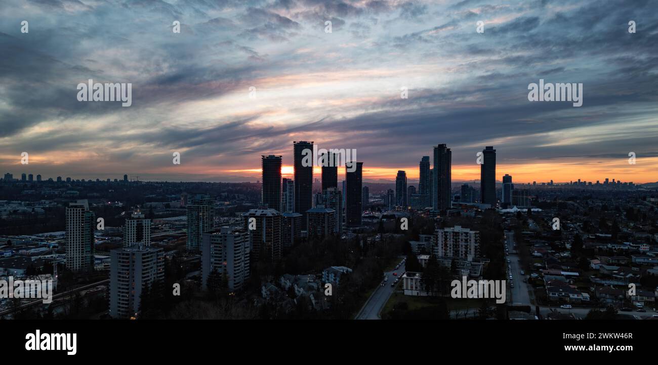 Condomini a Burnaby, Vancouver, British Columbia, Canada. Cielo aereo al tramonto. Foto Stock
