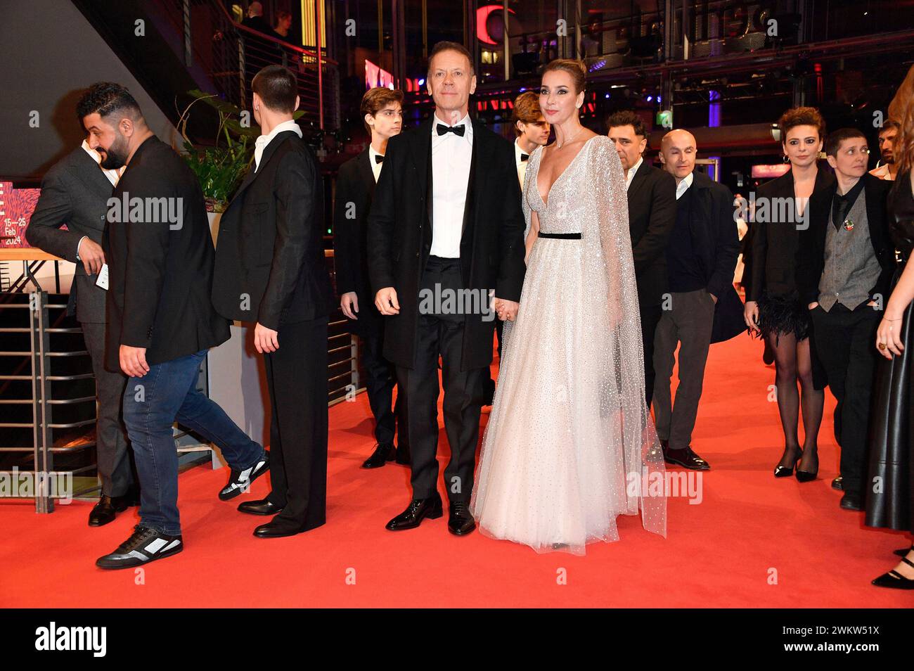 Rocco Siffredi mit Ehefrau Rosa Caracciolo bei der Premiere des Kinofilms Seven Veils auf der Berlinale 2024 / 74. Internationale Filmfestspiele Berlin im Berlinale Palast. Berlino, 22.02.2024 *** Rocco Siffredi con la moglie Rosa Caracciolo alla prima del lungometraggio Seven Veils al Berlinale 2024 74 Berlin International Film Festival al Berlinale Palast Berlin, 22 02 2024 foto:Xn.xKubelkax/xFuturexImagex Veils_Prem_4204 Foto Stock