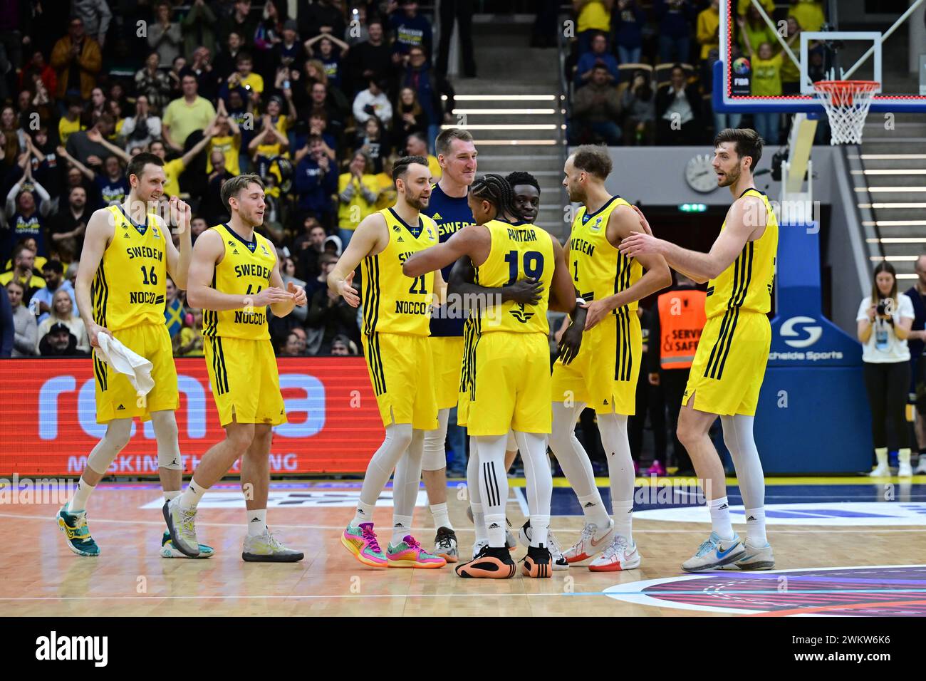 La Svezia celebra la vittoria durante la partita di qualificazione di giovedì nel gruppo D dell'Eurobasket maschile tra Svezia e Bulgaria a Partille Arena, Goteborg, Svezia, il 22 febbraio 2024.foto: Björn Larsson Rosvall / TT / Code 9200 Foto Stock