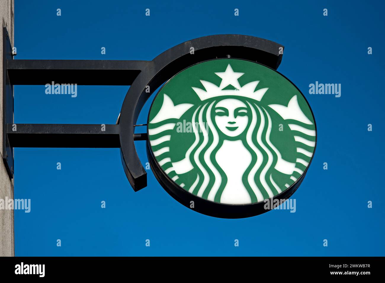 Starbucks firma contro un cielo blu. Foto Stock
