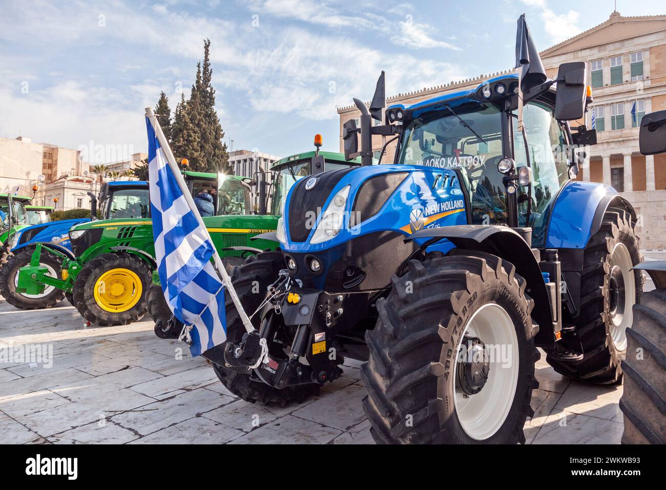 Trattori di agricoltori greci di stanza in piazza Syntagma ad Atene, in Grecia, partecipando a una manifestazione di protesta davanti al Parlamento greco. Foto Stock