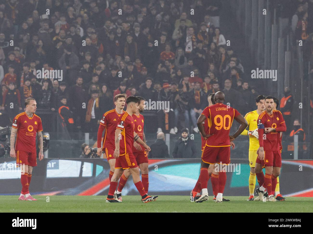 Roma, Italia. 22 febbraio 2024. Roma, Italia, 22 febbraio 2024. I giocatori della Roma reagiscono dopo Santiago Gimenez, non visto, del Feyenoord, segnato durante la partita di andata e ritorno di UEFA Europa League tra Roma e Feyenoord allo Stadio Olimpico. Crediti: Riccardo De Luca - aggiornamento immagini/Alamy Live News Foto Stock