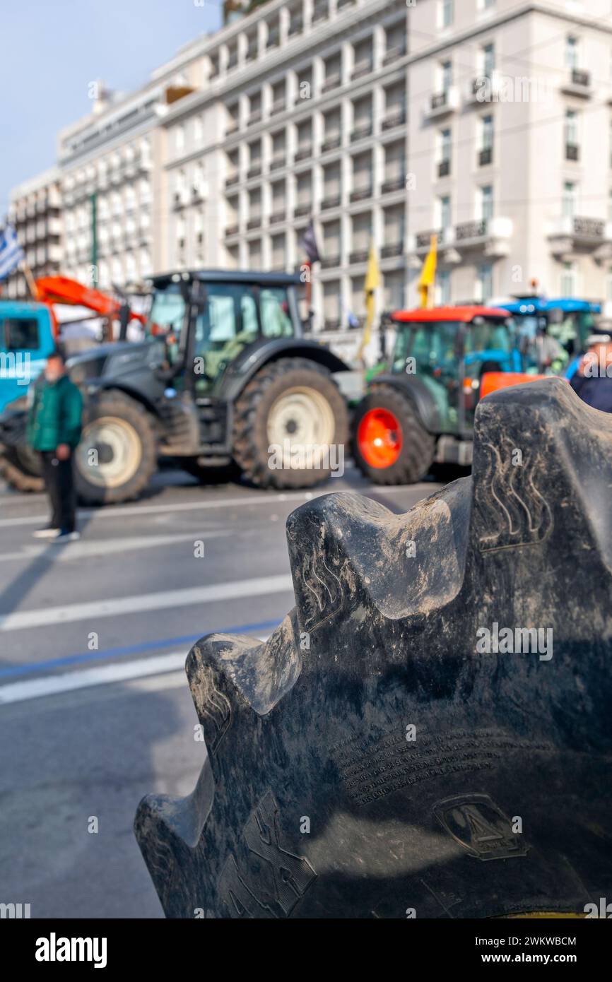 Trattori agricoli con bandiera nera di fronte al Parlamento greco durante la protesta degli agricoltori greci contro la crisi del loro settore. Foto Stock