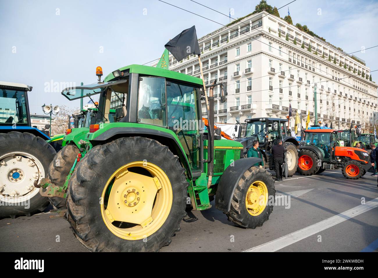 Gli agricoltori con i loro trattori a piazza Syntagma partecipano a una manifestazione di protesta a causa della crisi reale del settore agricolo europeo. Foto Stock