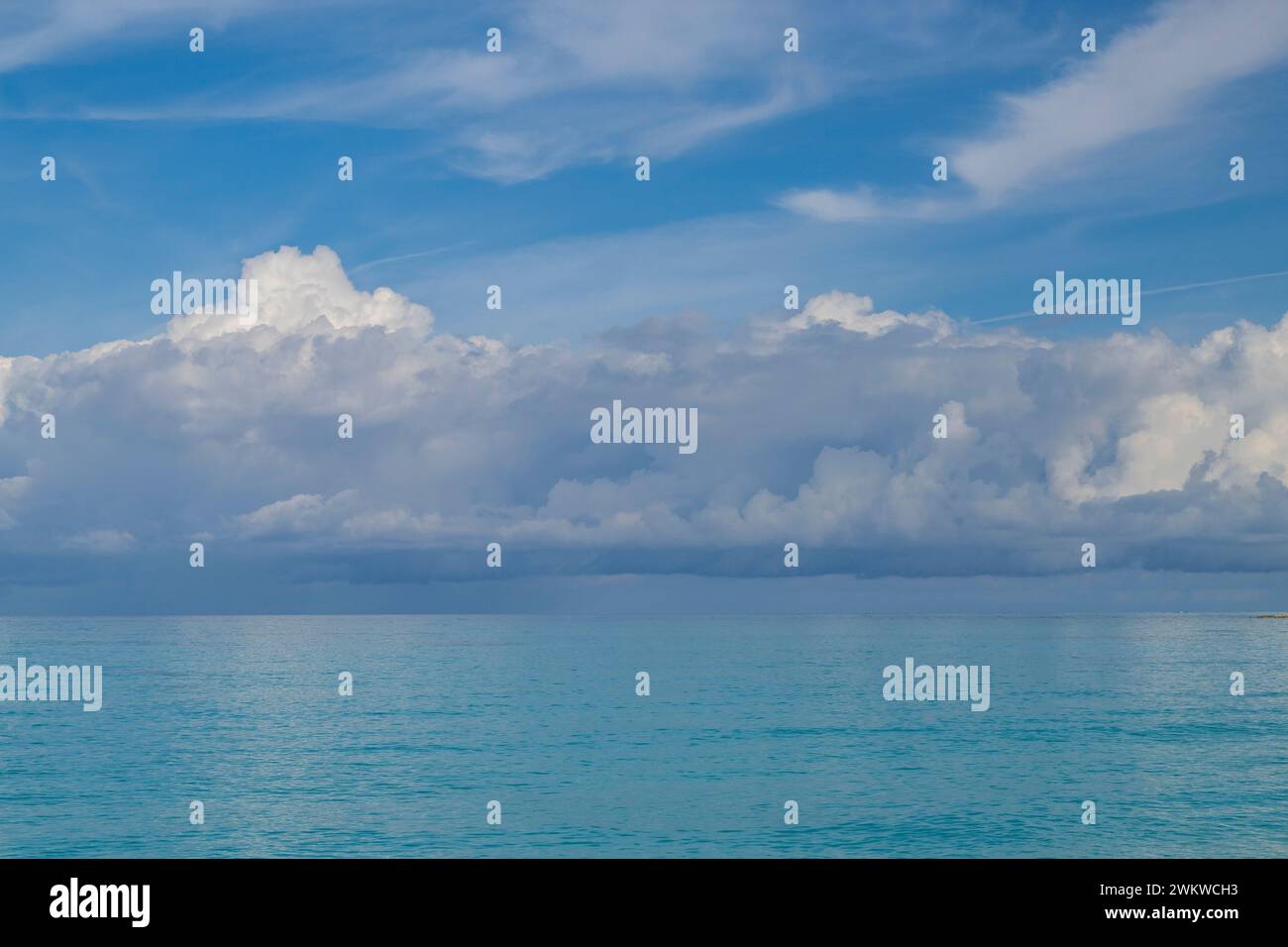 San Salvador Island Bahamas, spiaggia di sabbia bianca con acqua che lambisce dolcemente, cielo quasi nuvoloso, calda e invitante, acqua limpida, tranquilla, ideale, gioia Foto Stock