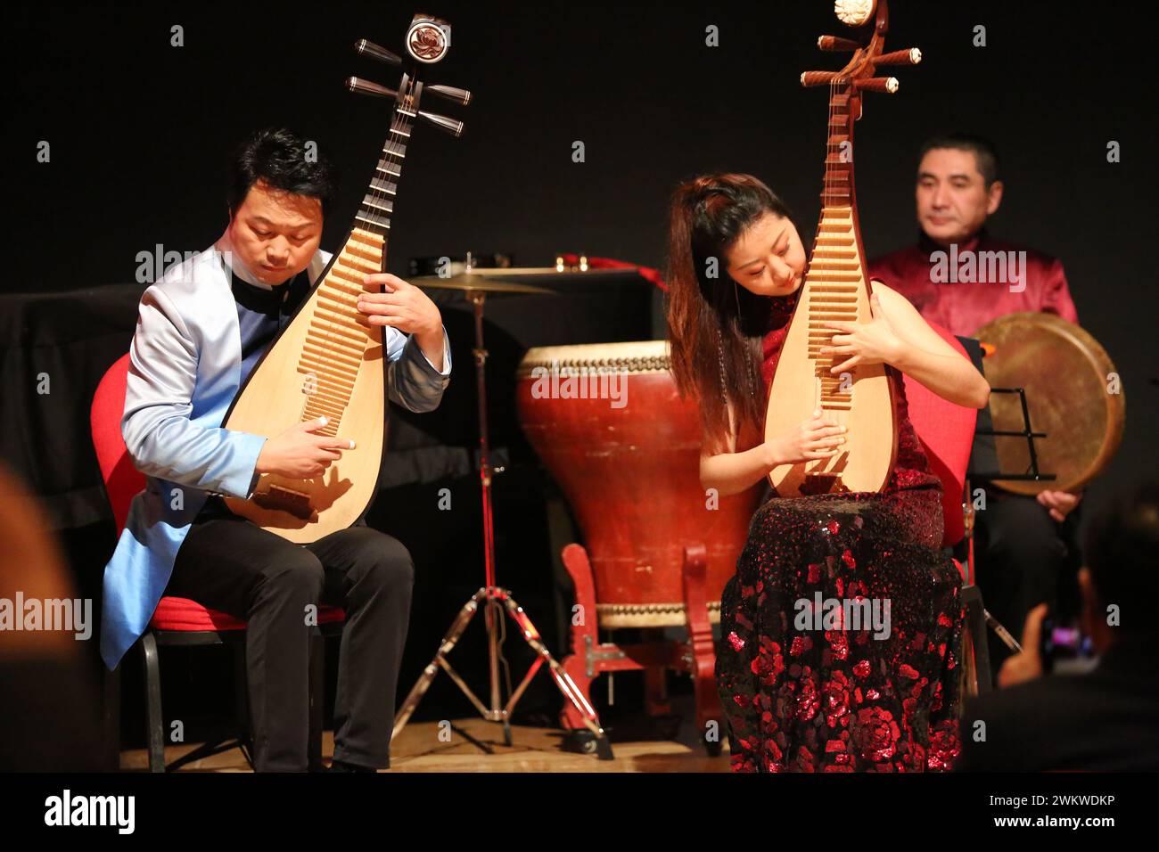 La Valletta, Malta. 21 febbraio 2024. Artisti cinesi si esibiscono durante un concerto al Chinese Lantern Festival a la Valletta, Malta, il 21 febbraio 2024. Mercoledì sera si è tenuto un concerto per il Chinese Lantern Festival presso il China Cultural Center di Malta, con canzoni cinesi classiche come "Give me a Rose", "Nocturnal Peace" e "Moonlight Over the Spring River". Crediti: Chen Wenxian/Xinhua/Alamy Live News Foto Stock