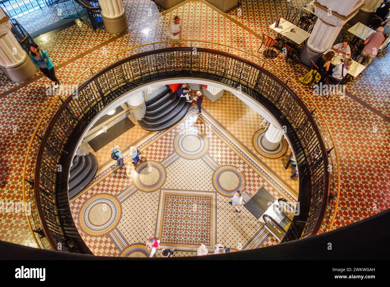 Interni in stile vittoriano del Queen Victoria Building a Sydney, Australia, con grandi archi, intricati pavimenti in piastrelle, ringhiere in ferro battuto, Foto Stock