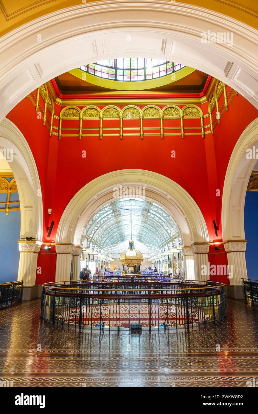 Interni in stile vittoriano del Queen Victoria Building a Sydney, Australia, con grandi archi, intricati pavimenti in piastrelle, ringhiere in ferro battuto, Foto Stock