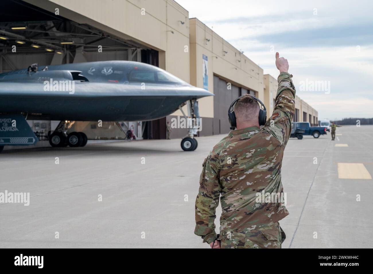 Knob Noster, Stati Uniti. 1 febbraio 2024. U.S. Air Force Tech. Sgt. Travis Dowler, 131st Aircraft Maintenance Squadron capo dell'equipaggio, marescialli a U.S. Air Force B -2 Spirit Stealth Bomber mentre esce dall'hangar sulla linea di volo alla Whiteman Air Force base, 1 febbraio 2024 a Knob Noster, Missouri, USA. Credito: MSgt. John Hillier/Stati Uniti Air Force Photo/Alamy Live News Foto Stock