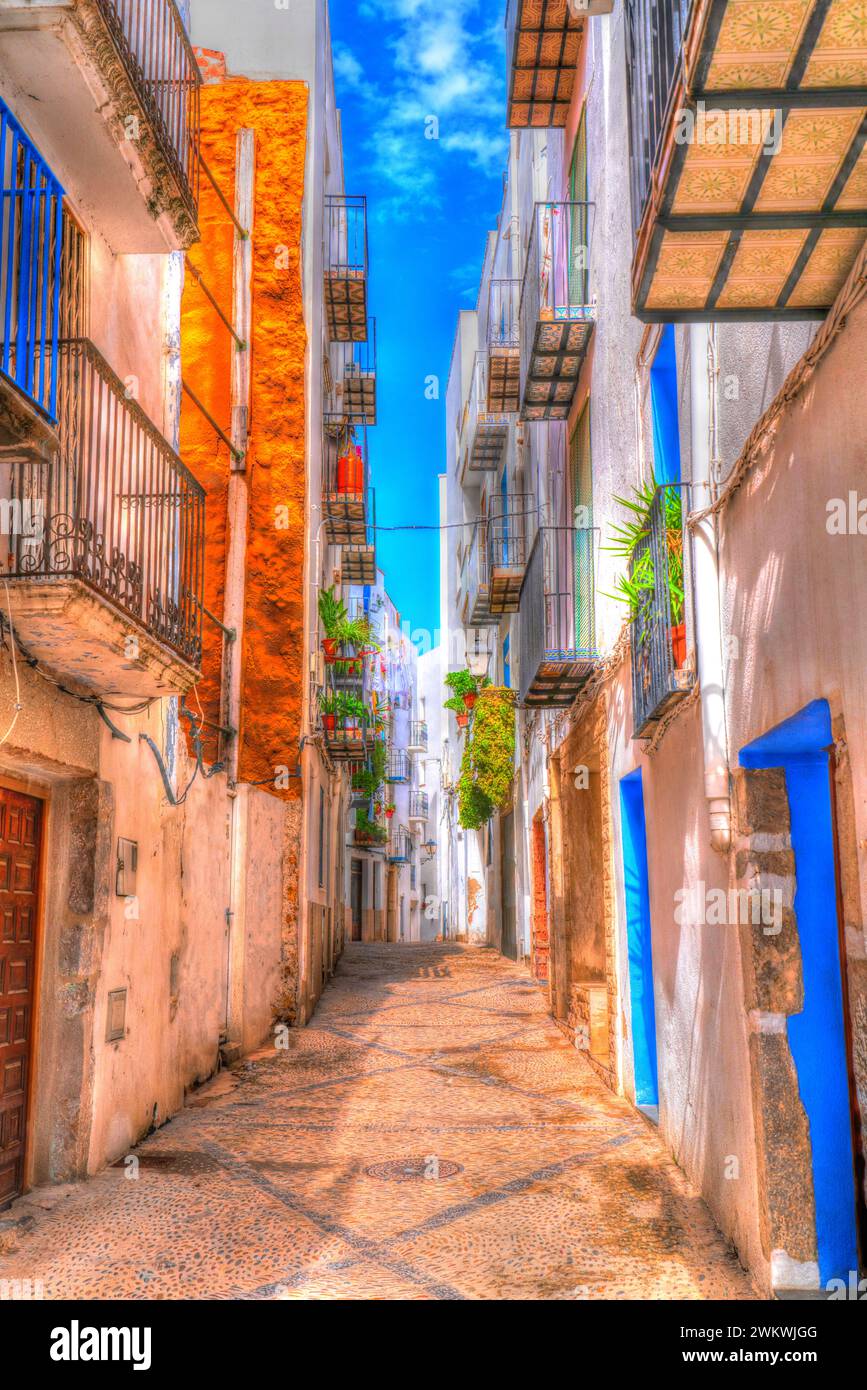 Il centro storico di casco Antiguo, la strada stretta di Peniscola, Spagna, è un luogo storico spagnolo Foto Stock