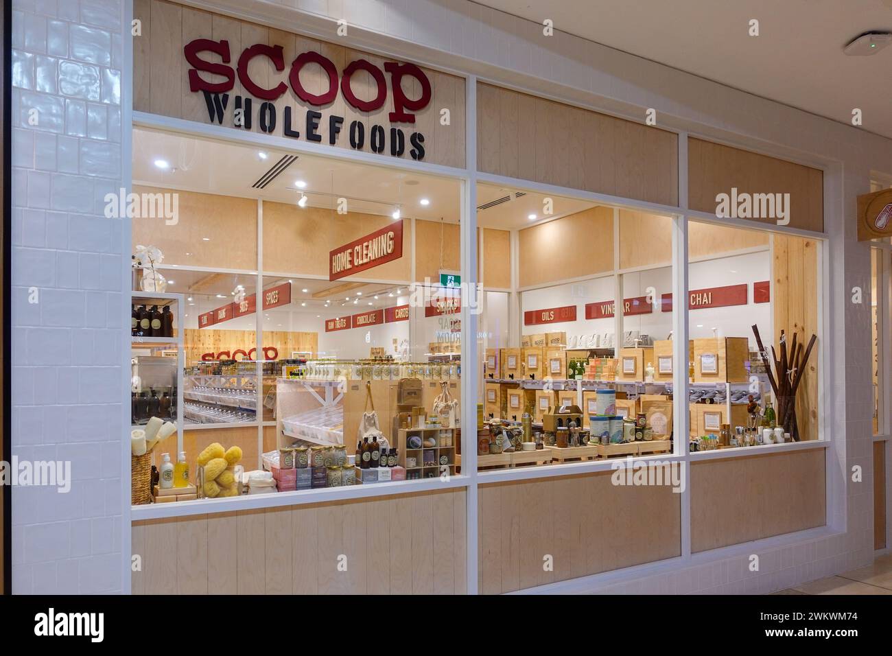 Scoop Wholefoods è un negozio ecologico in Australia che offre un'ampia gamma di alimenti biologici e naturali a prezzi ragionevoli. Foto Stock