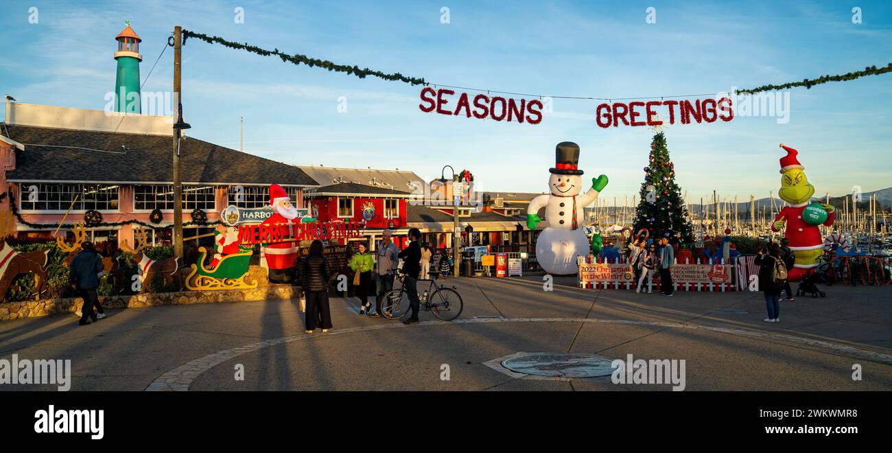 I personaggi del Natale accolgono i turisti all'ingresso dell'Old Fisherman's Wharf a Monterey, California Foto Stock