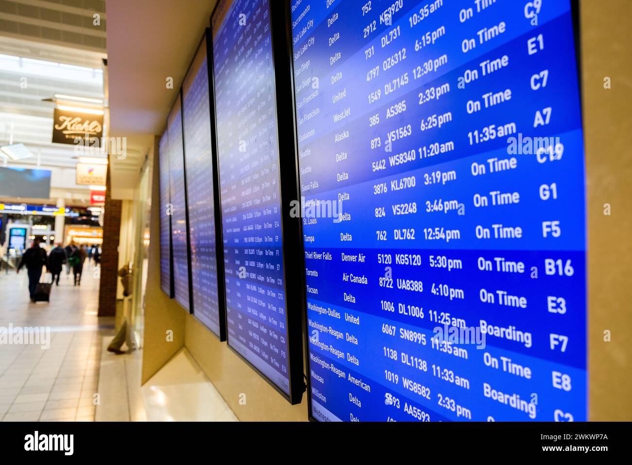 I viaggiatori aerei e l'esposizione degli arrivi e delle partenze al Minneapolis-St Aeroporto Paul, USA (MSP) durante una tipica giornata di viaggio in aeroporto. Foto Stock I viaggiatori aerei e l'esposizione degli arrivi e delle partenze al Minneapolis-St Aeroporto Paul, USA (MSP) durante una tipica giornata di viaggio in aeroporto. Foto Stock