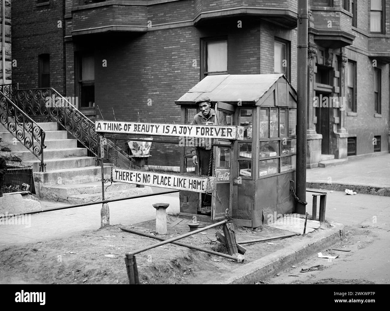 Stand di caramelle con proprietario, South Side, Chicago, Illinois, Stati Uniti, Russell Lee, U.S. Farm Security Administration, aprile 1941 Foto Stock