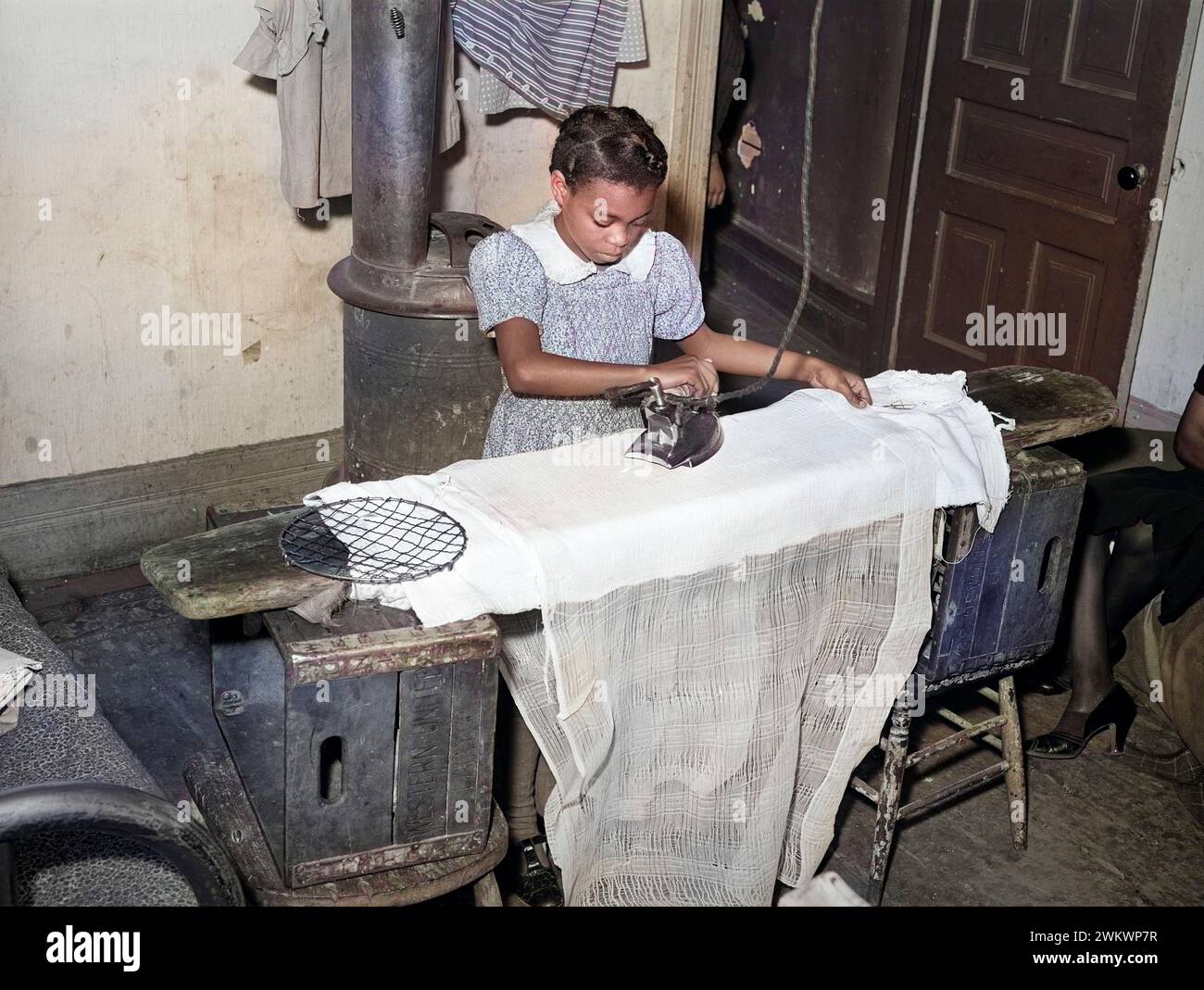 Stiratura giovane ragazza, famiglia in soccorso governativo, Chicago, Illinois, Stati Uniti, Russell Lee, U.S. Farm Security Administration, aprile 1941 Foto Stock