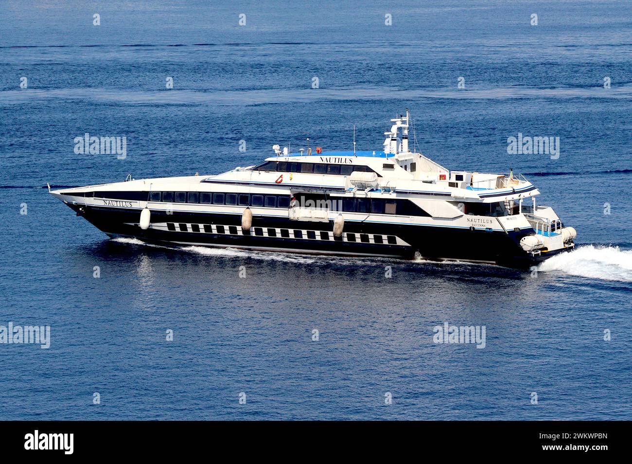 Il traghetto passeggeri “Nautilus” operato da Gomo viaggi parte da Messina, Italia, con un massimo di 370 passeggeri, in navigazione verso la Croazia e le rotte del Mar Adriatico. Foto Stock