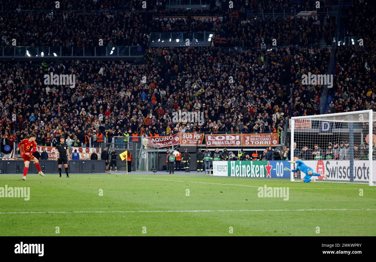 Roma, Italia. 22 febbraio 2024. Roma, Italia, 22 febbraio 2024. Nicola Zalewski, a sinistra, dell'AS Roma, segna il gol decisivo ai calci di rigore durante i play-off di UEFA Europa League contro la Roma e il Feyenoord allo Stadio Olimpico. La Roma sconfisse il Feyenoord 5-3 e si unì al turno dei 16. Crediti: Riccardo De Luca - aggiornamento immagini/Alamy Live News Foto Stock