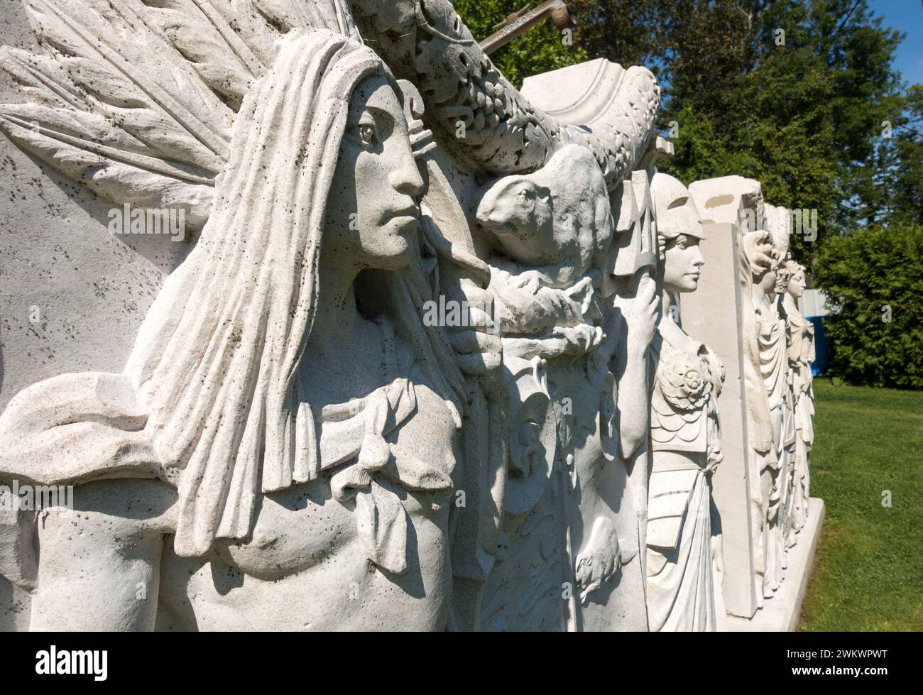 Una scultura dello stemma di Toronto raffigurante un nativo canadese e una figura di Britanica situata nel giardino di sculture Guild a Toronto, Ontario Foto Stock