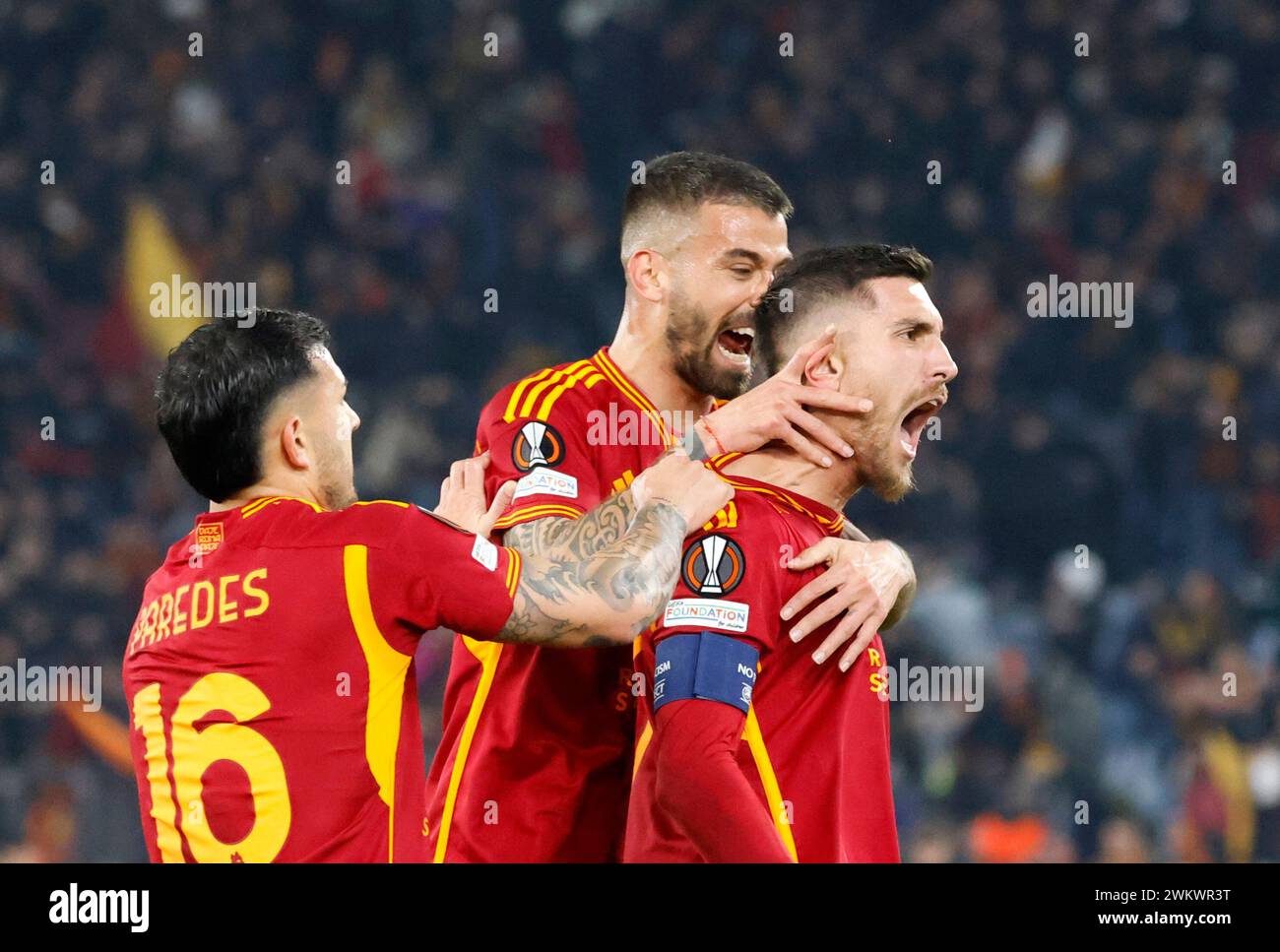 Roma, Italia. 22 febbraio 2024. Roma, Italia, 22 febbraio 2024. Lorenzo Pellegrini, di destra, dell'AS Roma, festeggia con i suoi compagni di squadra Leonardo Spinazzola, centro, e Leandro Paredes, dopo aver segnato durante i play-off di UEFA Europa League partita di andata e ritorno tra Roma e Feyenoord allo Stadio Olimpico. Crediti: Riccardo De Luca - aggiornamento immagini/Alamy Live News Foto Stock