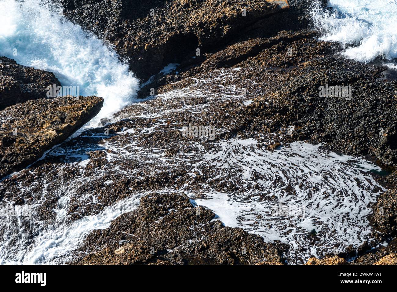 Surf e schiuma di mare in cima alla formazione sedimentaria Carmelo nella riserva naturale statale di Point Lobos Foto Stock