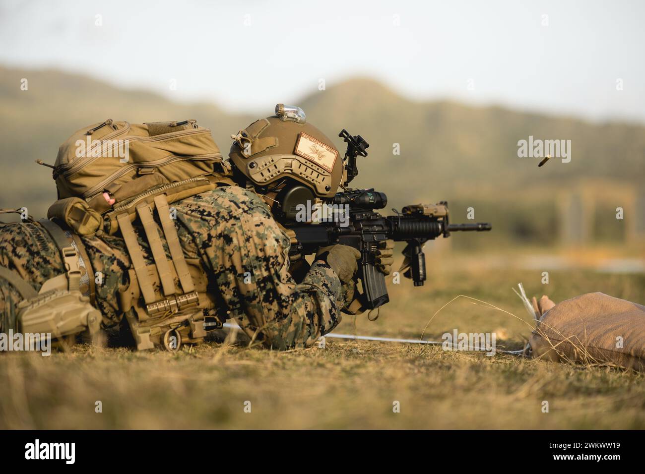 Christian Montemayor, un Marine di supporto al fuoco, con la 5th Air Naval Gunfire Liaison Company, III Marine Expeditionary Force Information Group, spara una carabina M4 durante un programma di tiro al tiro del corpo dei Marines come parte dell'esercitazione sul campo del 2nd Brigade Platoon a Camp Hansen, Okinawa, Giappone, 14 febbraio 2024. Questo CMP consente ai Marines di mantenere la competenza delle armi coinvolgendo bersagli in un ambiente indotto dallo stress con sistemi di arma primaria e secondaria. 5th ANGLICO Marines ha perfezionato i loro fondamenti di precisione che hanno migliorato la loro letalità attraverso il marchio avanzato Foto Stock