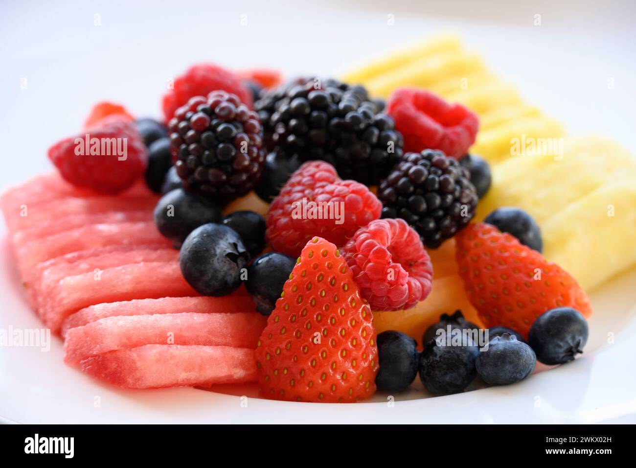 Piatto di frutta fresca al ristorante Iguana del lussuoso hotel boutique Cass Kimberly a Puerto Vallarta, Messico. Foto Stock