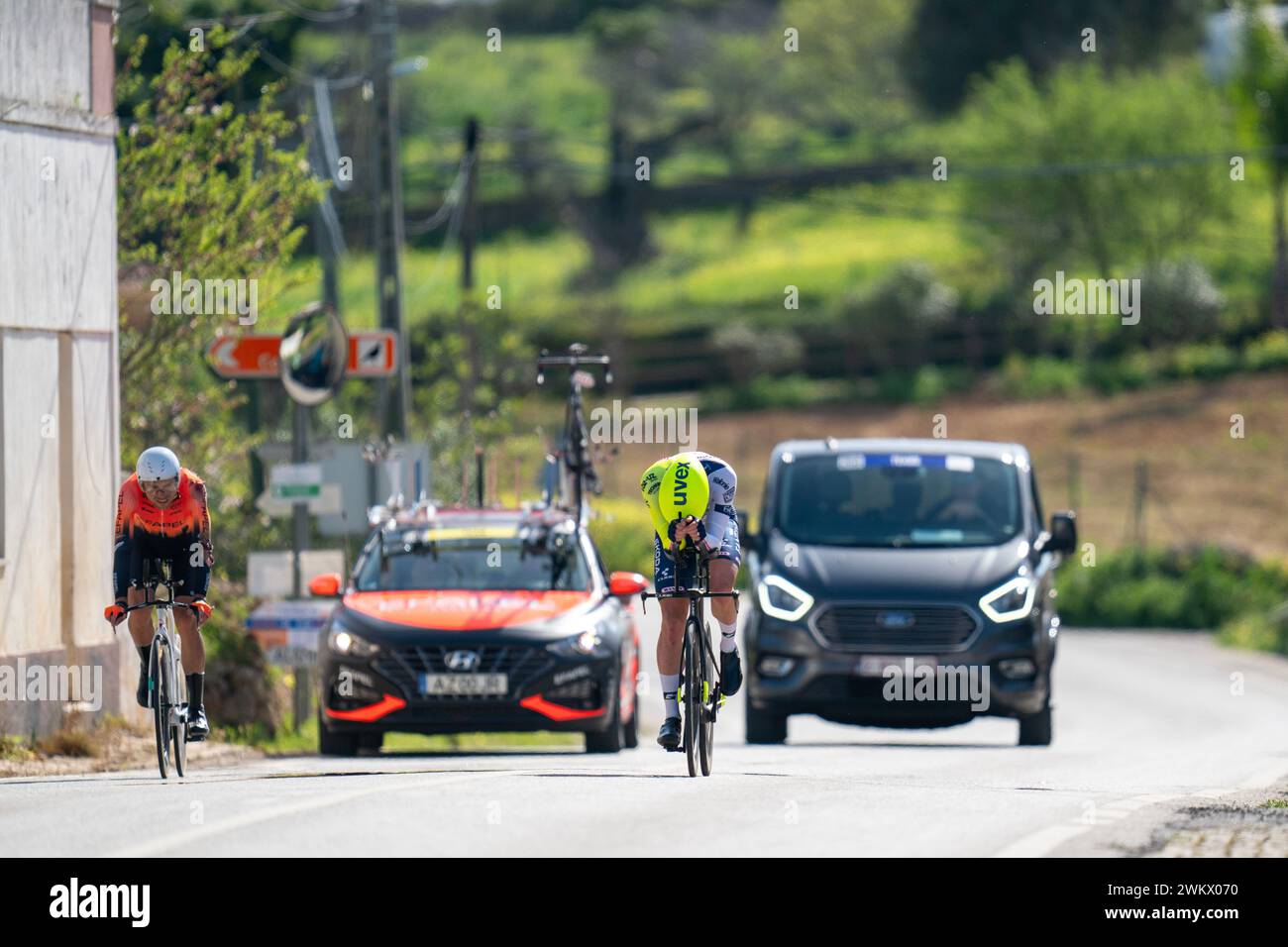 Albufeira, Portogallo. 17 febbraio 2024. ALBUFEIRA, PORTOGALLO - 17 febbraio: Aleksandr Grigorev della Russia e Adrien Petit della Francia durante la cronometro della 50a volta Algarve ad Algarve il 17 febbraio 2024 ad Albufeira, Portogallo (foto di Henk Seppen/Orange Pictures) crediti: Orange Pics BV/Alamy Live News Foto Stock