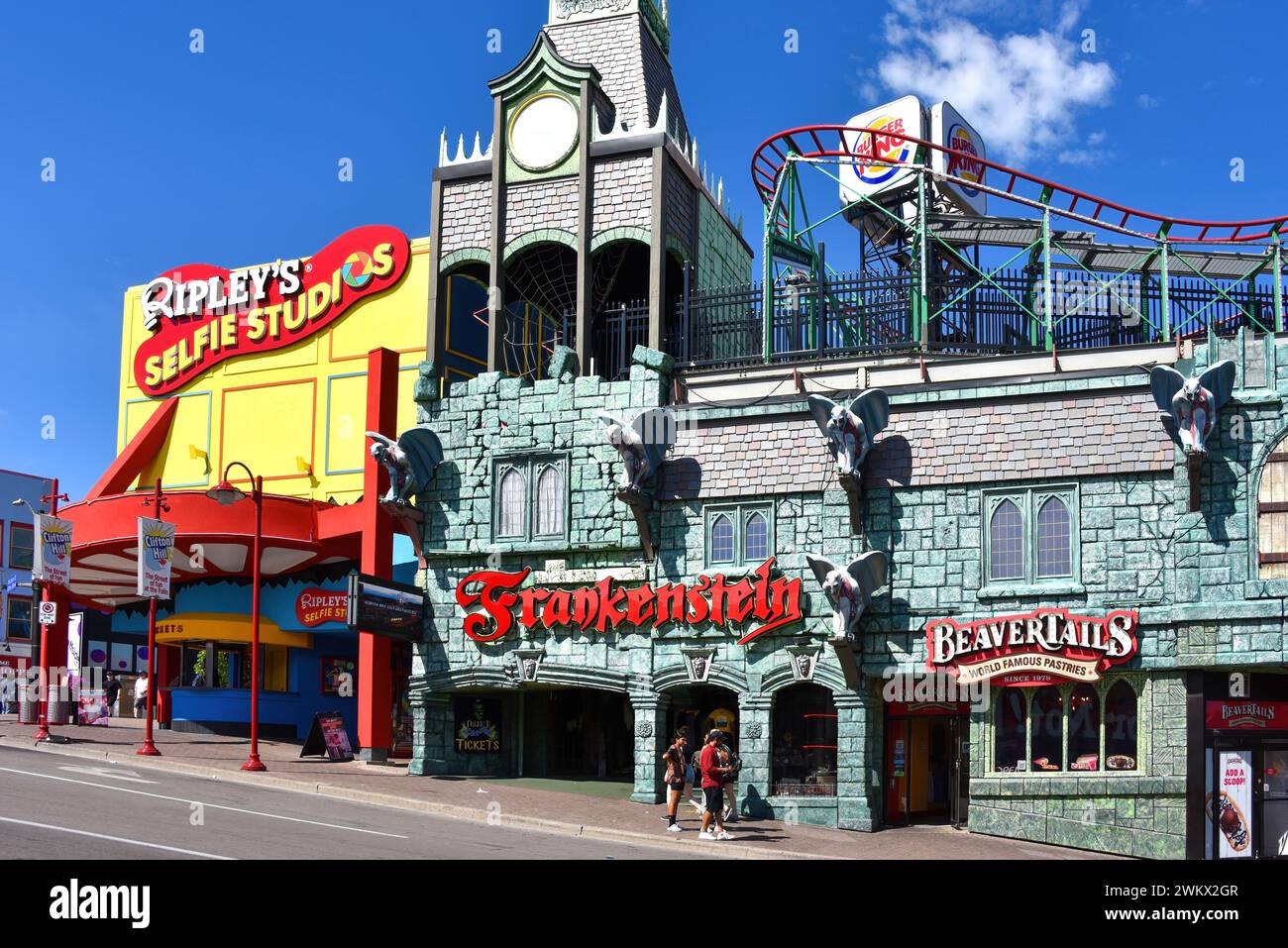 Cascate del Niagara, Canada - 13 agosto 2022: Ripley's Selfie Studio, la Casa di Frankenstein con giro sulle montagne russe, Beaver Tails e Burger King su Cl Foto Stock