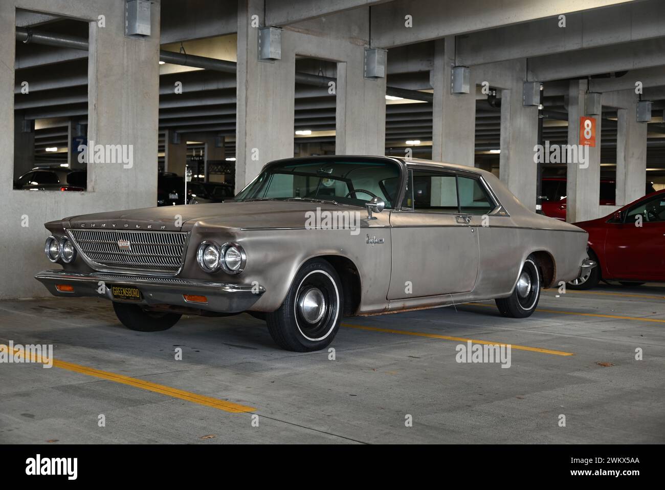 Patina e ha infranto la Chrysler Newport 1963 coupé a due porte. Foto Stock